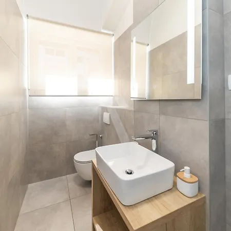 Lukas By Belmont Realty Apartmán