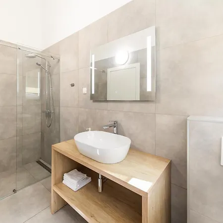 Lukas By Belmont Realty Apartmán *