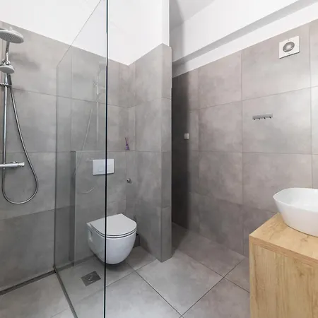Lukas By Belmont Realty Apartmán