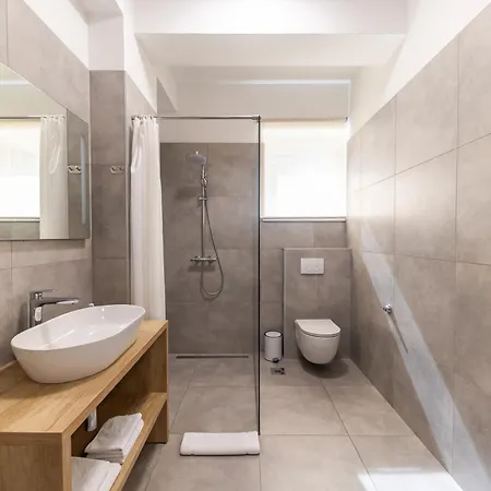 Lukas By Belmont Realty Apartmán